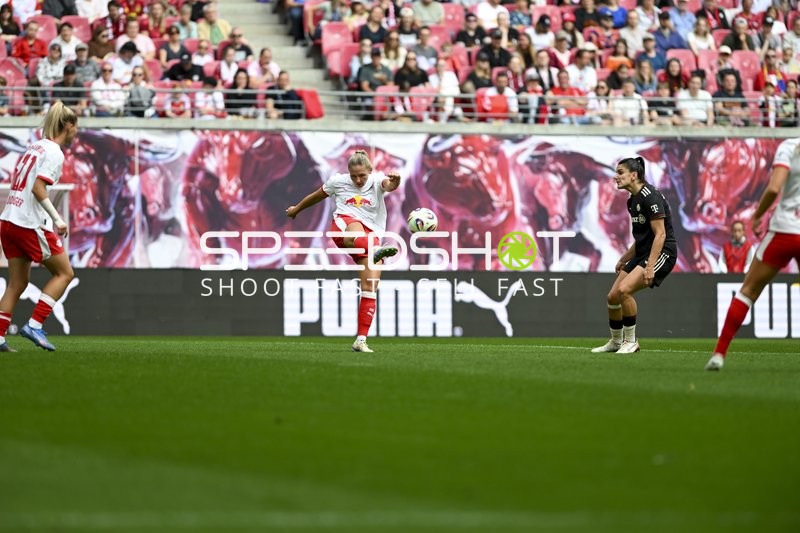 Spielszene mit Ballkontakt