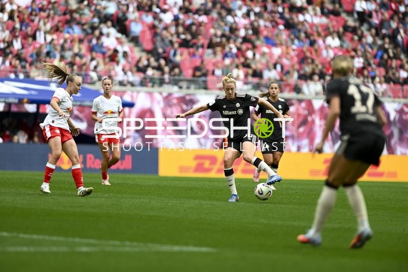 Zweikampf zwischen Marlene Müller (27; RB Leipzig Frauen) und Carolin Simon (30; FC Bayern Frauen 1)