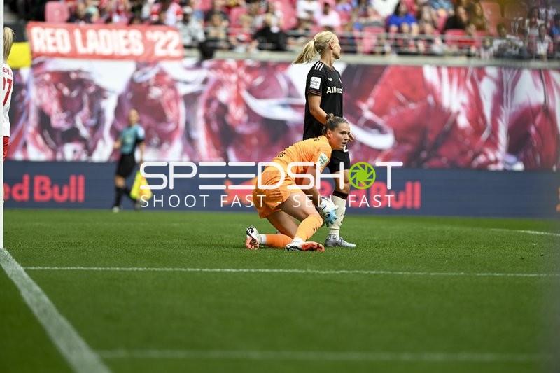 Torwart sichert Ball