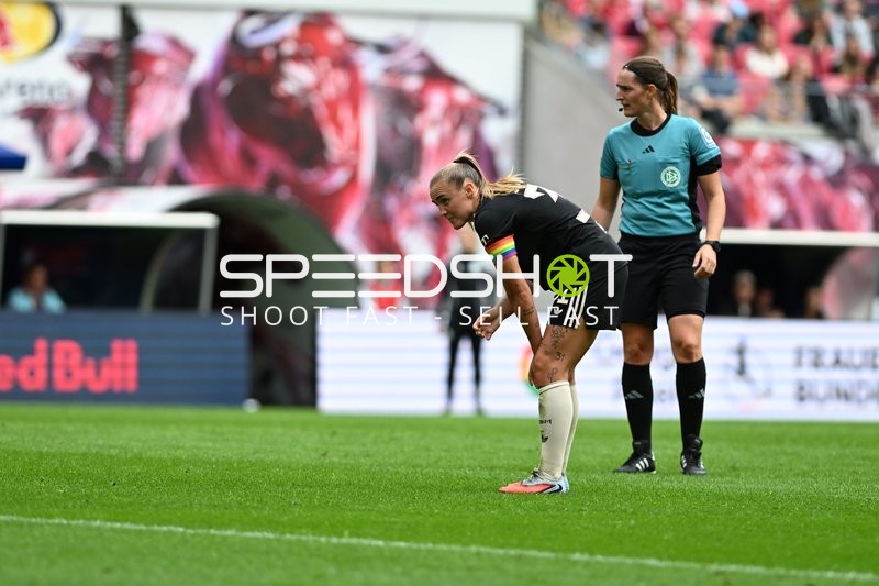 Spielszene mit Georgia Stanway (31; FC Bayern Frauen 1)