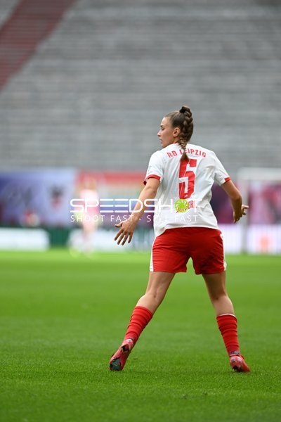 Spielerin Julia Magerl (5; RB Leipzig Frauen) auf dem Feld