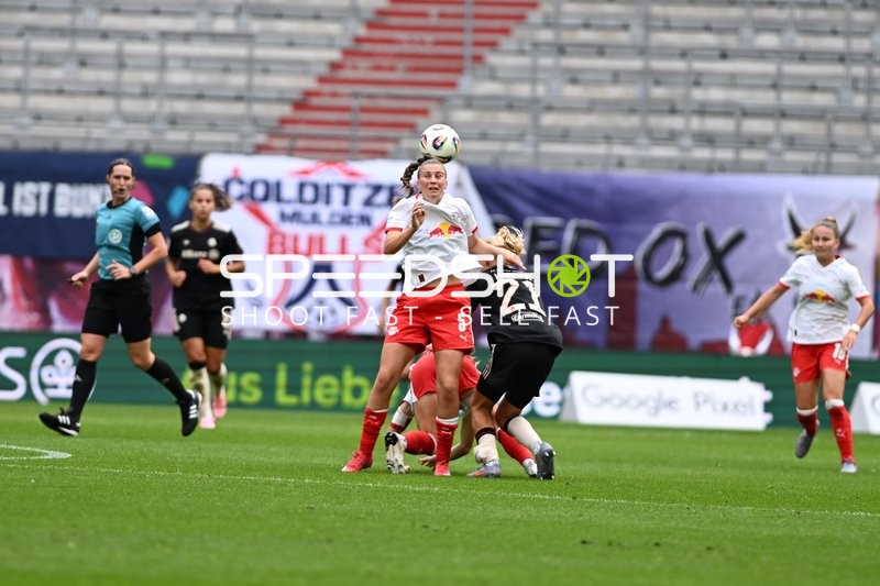 Kopfball-Duell im Mittelfeld