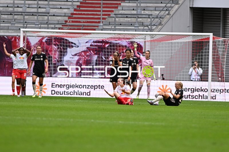 Zweikampf vor dem Tor