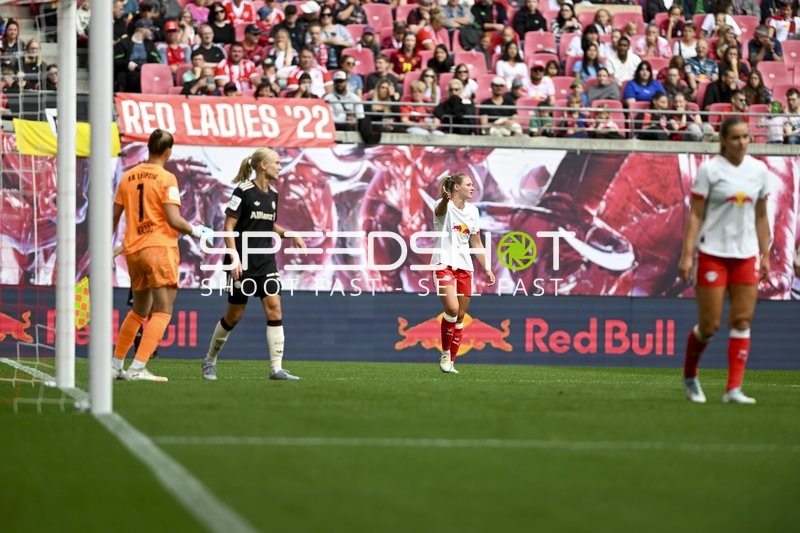 Spielerinnen im Torraum