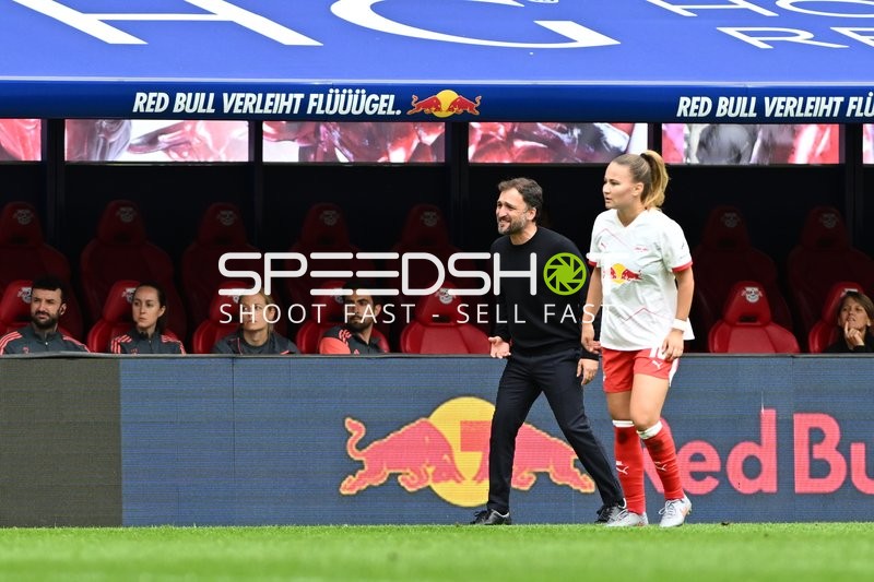 Trainer und Spielerin an Seitenlinie