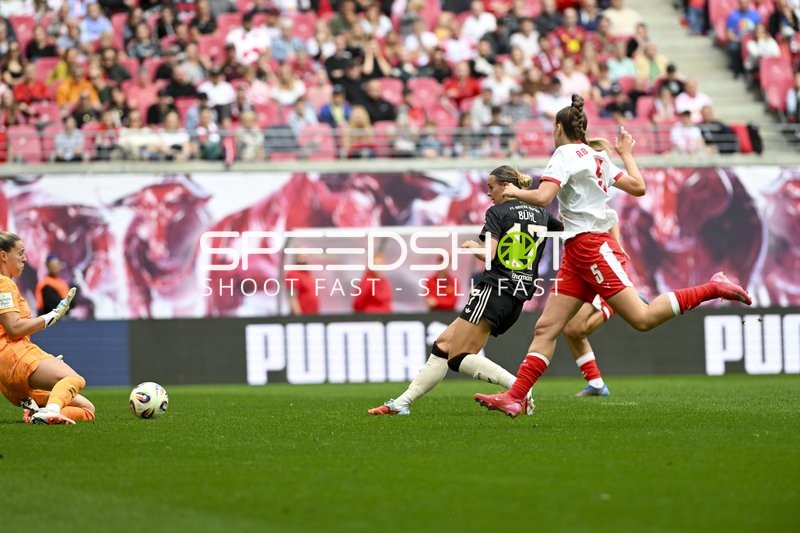 Schuss von Klara Bühl (17; FC Bayern Frauen 1) verteidigt