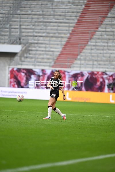 Linda Dallmann (10; FC Bayern Frauen 1) mit Ball