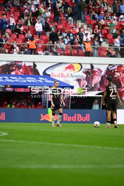 Freistoßvorbereitung Giulia Gwinn (7; FC Bayern Frauen 1) Arianna Caruso (27; FC Bayern Frauen 1)