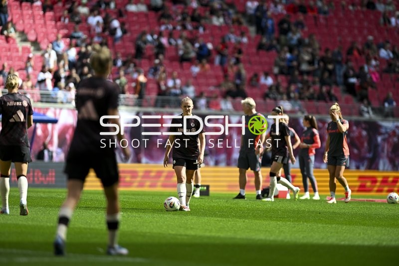FC Bayern Spielerinnen Aufwärmen