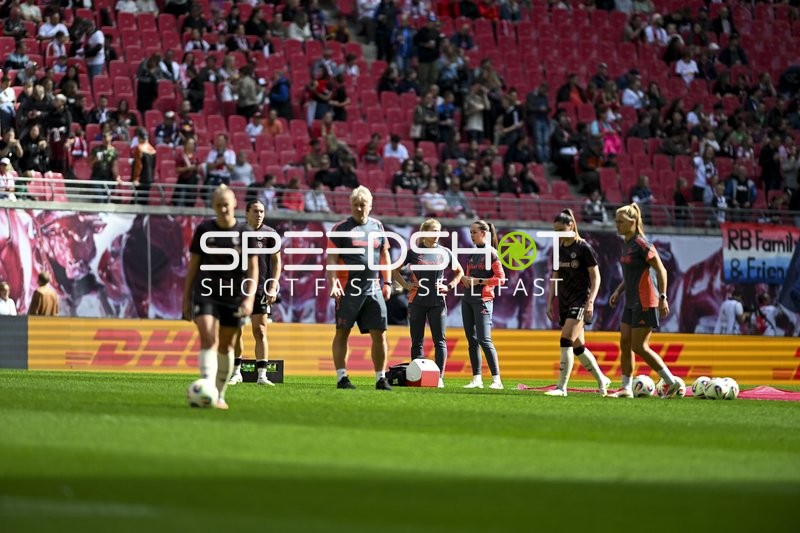 Trainer und Co-Trainer an Seitenlinie