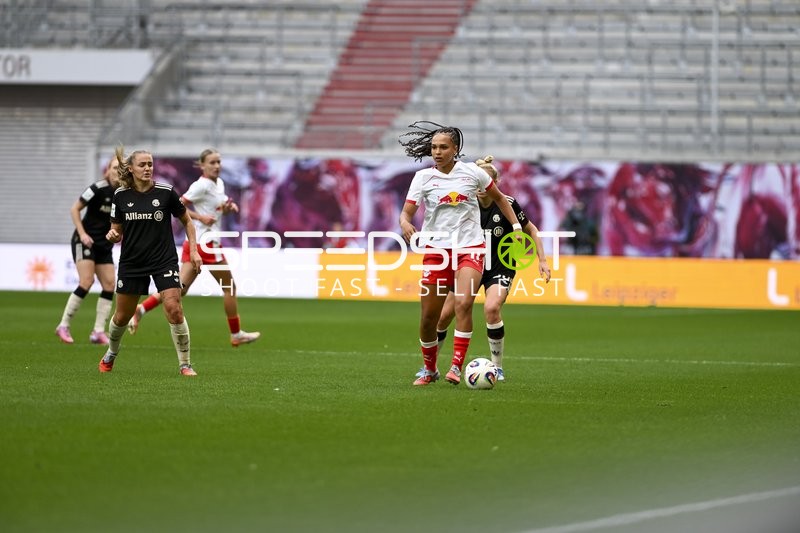 Spieler mit Ball in Aktion