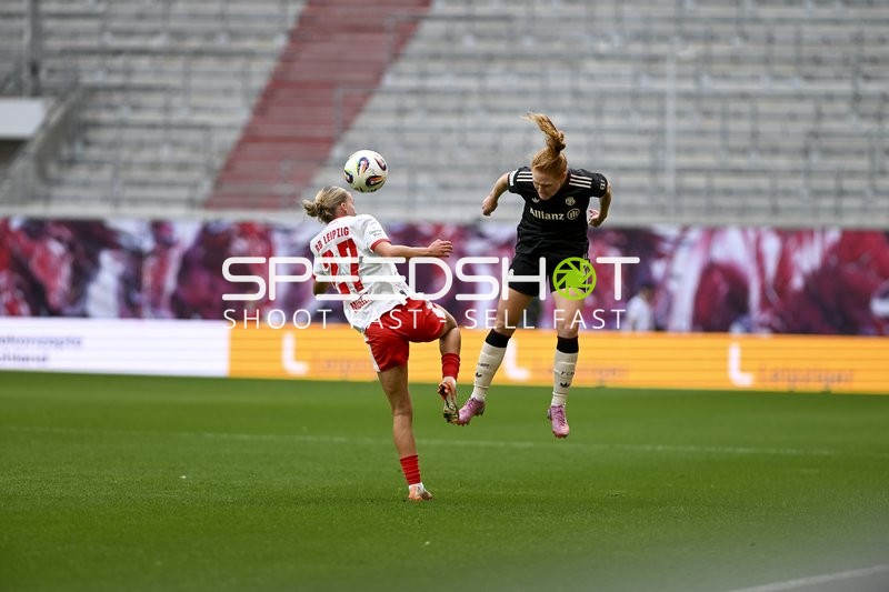 Zweikampf um Ball in Luft