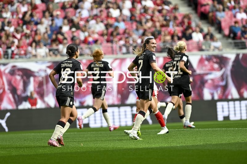 Spielerinnen laufen auf dem Feld