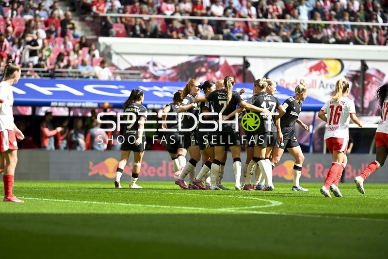 FC Bayern Spielerinnen jubeln