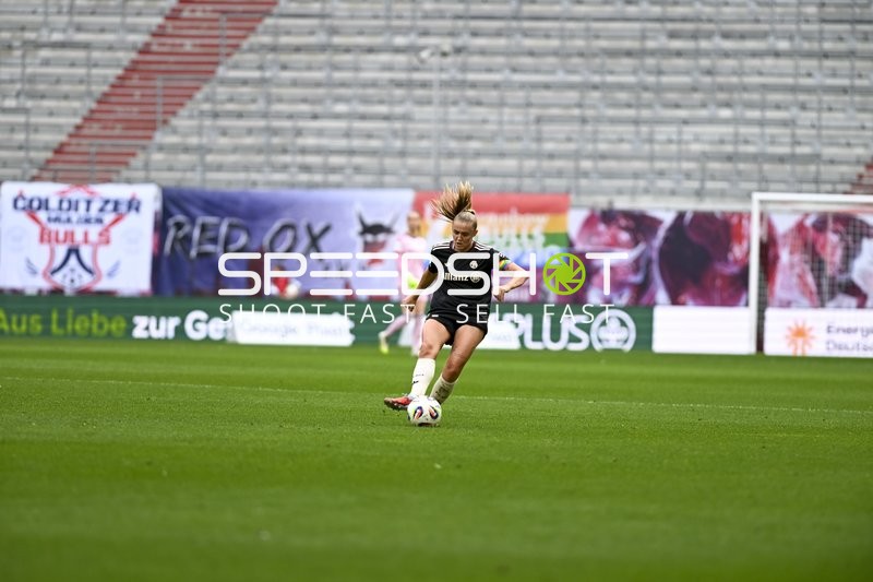 Spielerin mit Ball am Fuß
