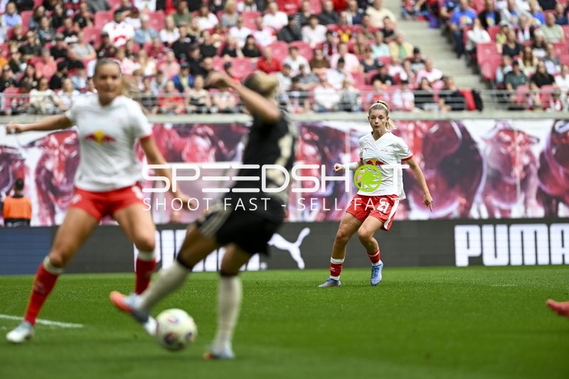 Spielszene mit Julia Landenberger (21; RB Leipzig Frauen)