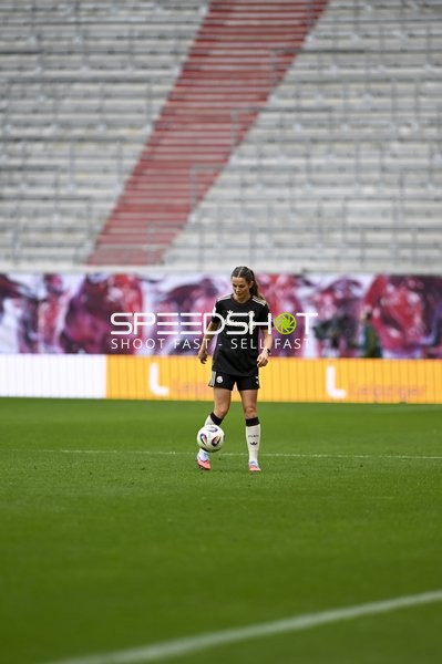 Spielerin mit Ball am Fuß
