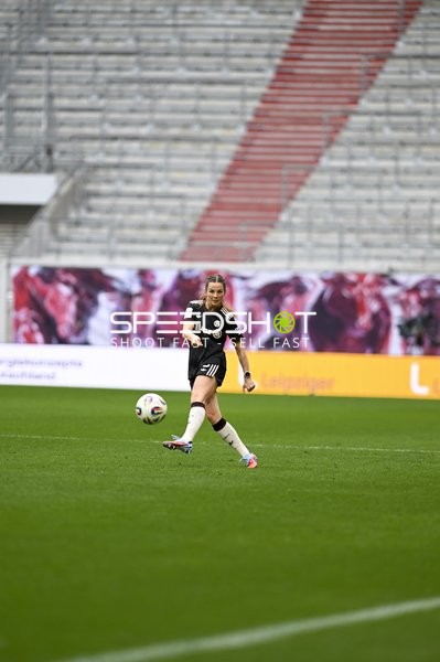 Spielerin schießt Ball