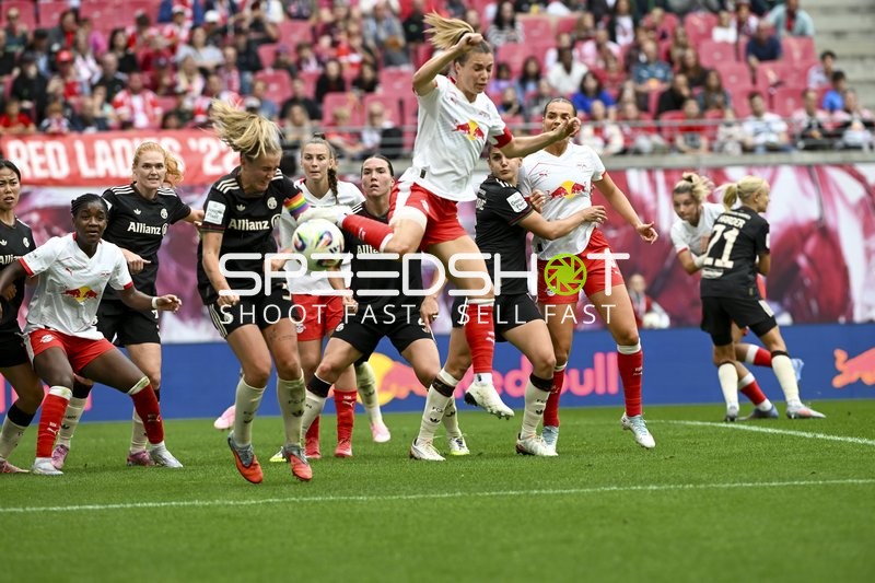 Kopfballduell im Strafraum