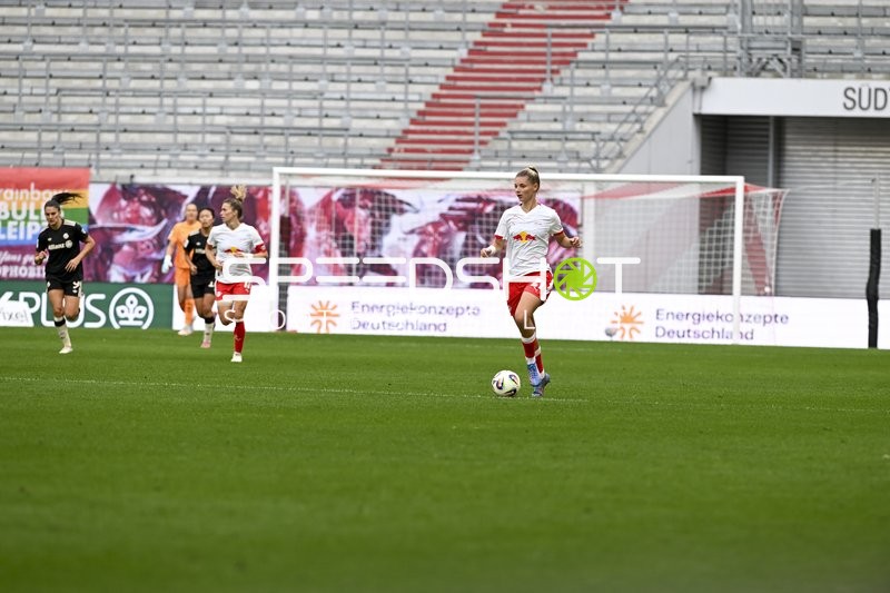 Spieler mit Ball in Aktion