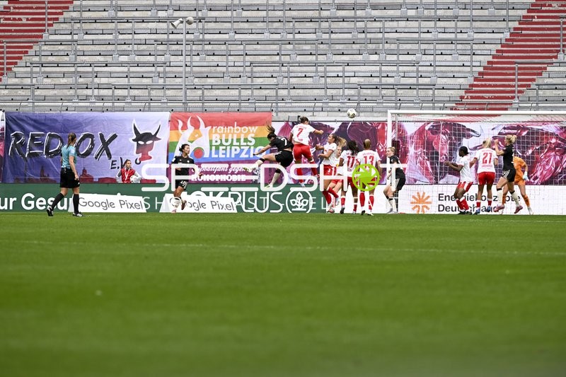 Freistoßduell vor dem Tor