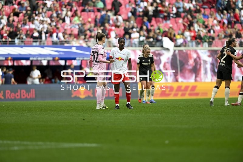 Spielerinnen auf dem Feld
