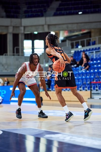 Zweikampf zwischen Adam Mokoka (95; JL Bourg Basket) und Elijah Ndi (1; Rasta Vechta)