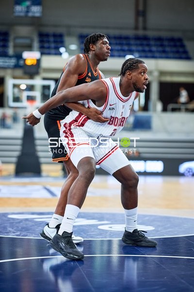 Zweikampf Yvann Mbaya (20; JL Bourg Basket) und Malcolm Dandridge (23; Rasta Vechta)