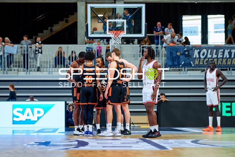 Spieler versammeln sich auf Court