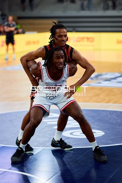 Direktes Duell Alonzo Verge (11; Rasta Vechta) und Adam Mokoka (95; JL Bourg Basket)