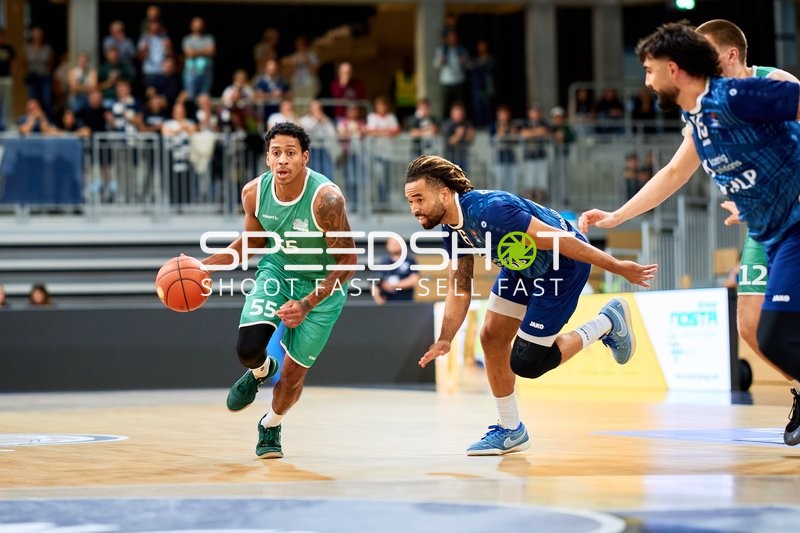 Eli Brooks (55; Gladiators Trier) dribbelt, Michael Flowers (6; MLP) verteidigt