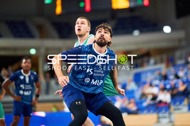 Kampf um Rebound Marcel Keßen (15; MLP) vs Marten Linßen (12; Gladiators Trier)