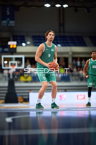 Marco Hollersbacher (9; Gladiators Trier) wirft auf Korb