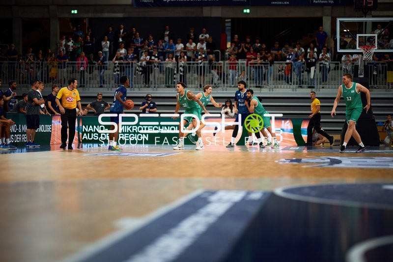 Direktes Duell um den Ball