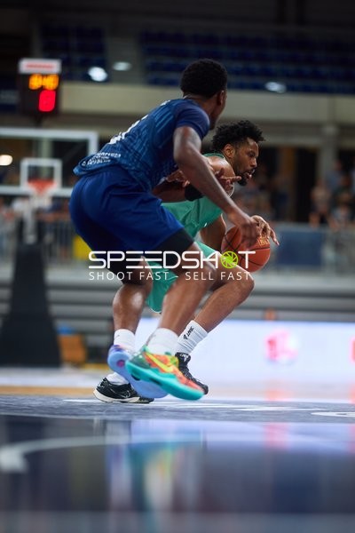 Zweikampf zwischen Behnam Yakhchali Dehkordi (8; Gladiators Trier) und Paul Zipser (9; MLP)