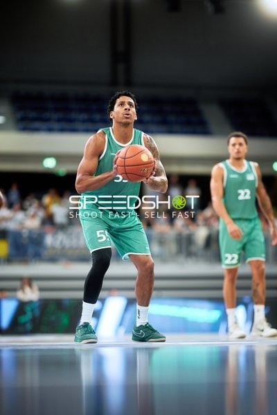 Eli Brooks (55; Gladiators Trier) wirft auf Korb