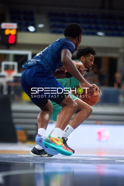 Direktes Duell um den Ball