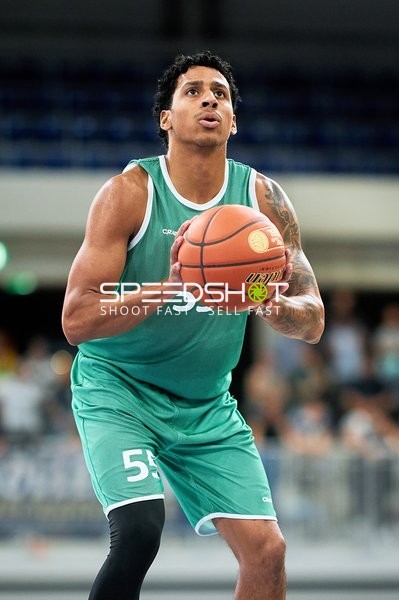 Eli Brooks (55; Gladiators Trier) wirft auf Korb