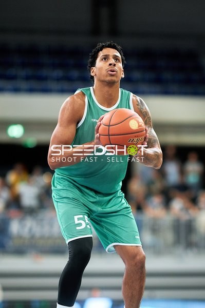 Eli Brooks (55; Gladiators Trier) wirft auf Korb