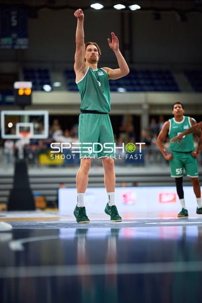 Marco Hollersbacher (9; Gladiators Trier) wirft Korb