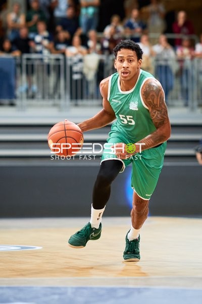 Eli Brooks (55; Gladiators Trier) dribbelt den Ball