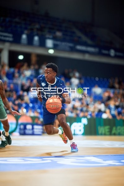 DJ Horne (0; MLP) dribbelt auf dem Court