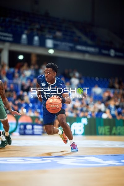 DJ Horne (0; MLP) dribbelt auf dem Court