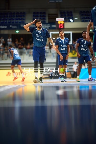 Marcel Keßen (15; MLP) mit Teamkollegen auf Court