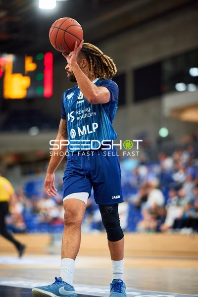 Dominic Vengert (8; MLP) wirft auf Korb