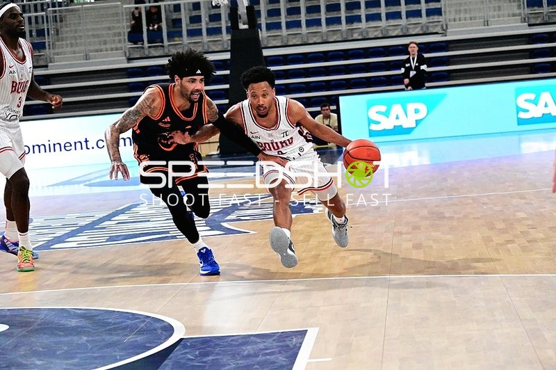 Darius McGhee (0; JL Bourg Basket) dribbelt, Tevin Brown (10; Rasta Vechta) verteidigt