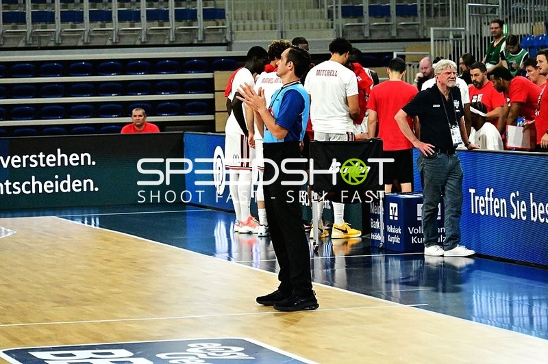 Spieler und Trainer am Court