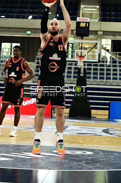 Spieler von Tommy Kuhse (12; Rasta Vechta) und 5; Rasta Vechta auf Court