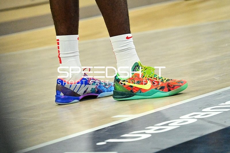 Basketball-Schuhe auf Court