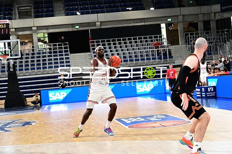 Kevin Kokila (34; JL Bourg Basket) wirft, Tevin Brown (10; Rasta Vechta) verteidigt